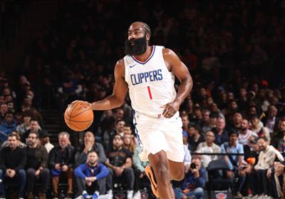 Light and freehand! Harden scored 30 points on 8-for-11 shooting, 7 rebounds and 7 assists, and 5-for-6 three-pointers.