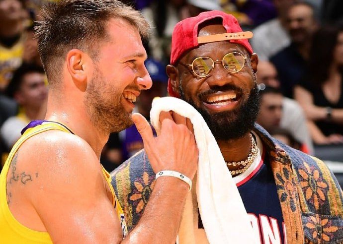 What is so pleasant to talk about? Photos posted by US media: LeBron and Doncic chatting and laughing on the sidelines
