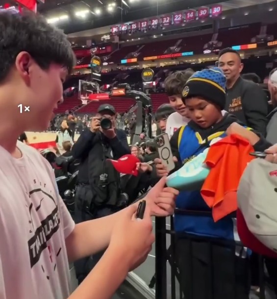 Fandom moment! Yang Hansen gave basketball shoes to young fans wearing Warriors uniforms before the game