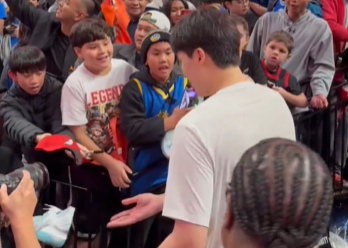Extremely popular! A large number of fans were waiting in the aisle for Yang Hansen, who gave basketball shoes to young fans
