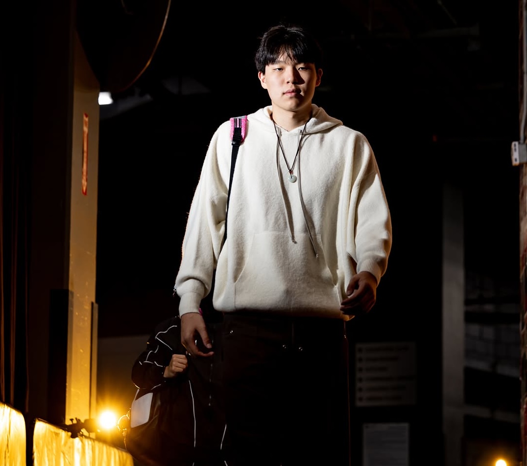 Trail Blazers social media posted photos of Yang Hansen entering before the game: white hoodie and pink school bag