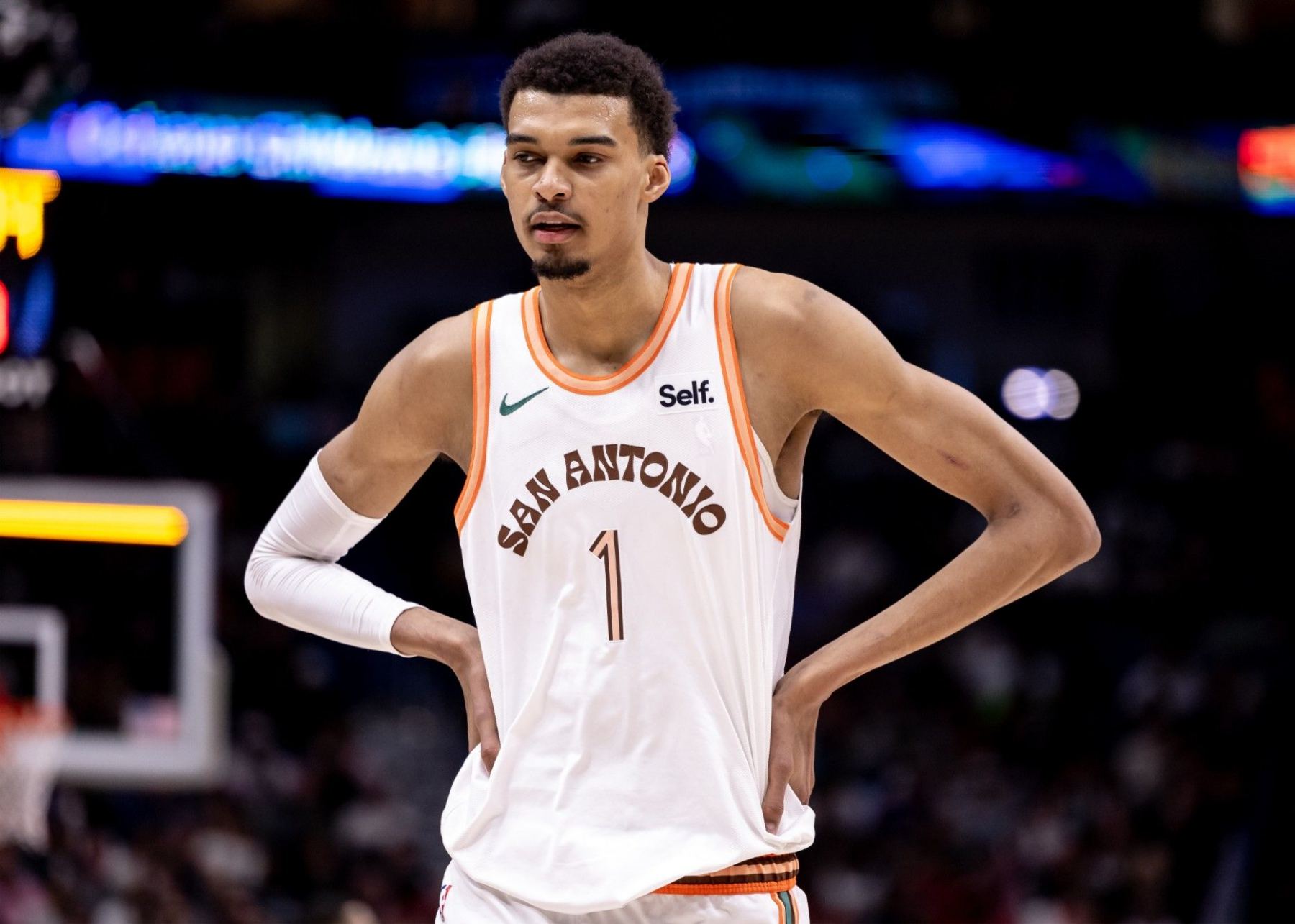 Wenban blocked shots in 91 consecutive games, setting the longest record since Mutombo's 1996 win.