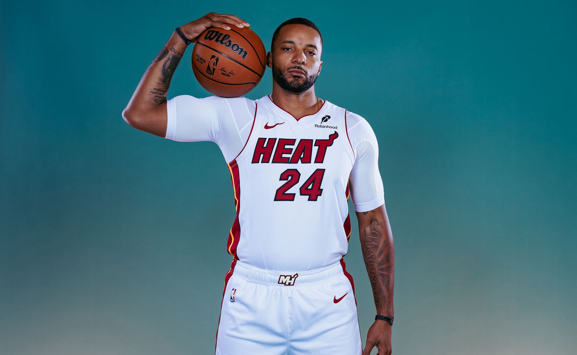 Hot ball control! Powell scored 17 points on 4 of 5 three-pointers in the half