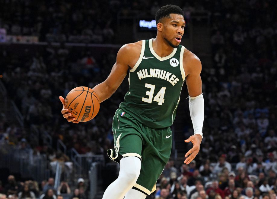 The Bucks officially announced that Antetokounmpo will miss the Hornets today. The last time he was absent, the team defeated the Warriors.