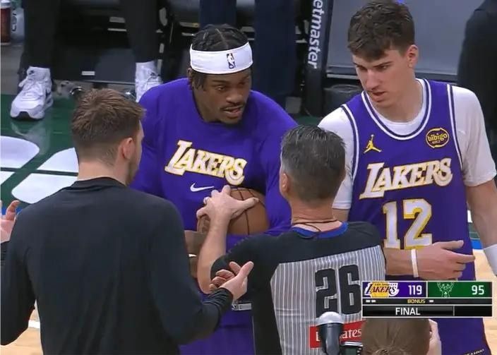 Vanderbilt talks about the ball grabbing incident after the game: The referee threatened to sue me, I don’t know what he was talking about