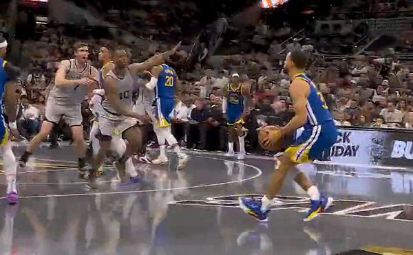 Curry changed to new shoes in the second quarter, but his sense of ball control is still strong