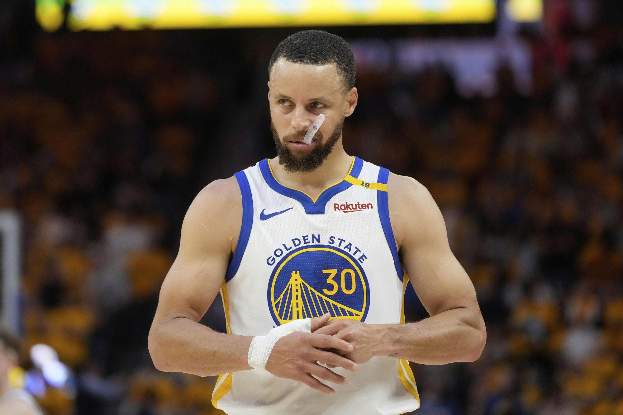 It's up to you! Curry scored 10 points on 2 of 3 three-pointers in the first quarter, while the rest of his teammates made 0 of 9 three-pointers.