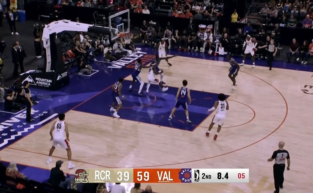 Very comprehensive! Maluachi scored 7 points, 2 assists, 2 interceptions and 2 blocks in the half.