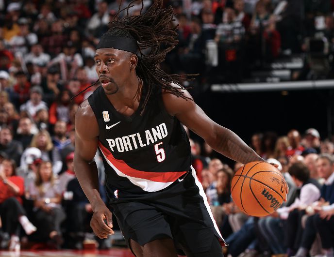 Holiday & Kamara hit 6 three-pointers in the half to help the Trail Blazers secure the score.