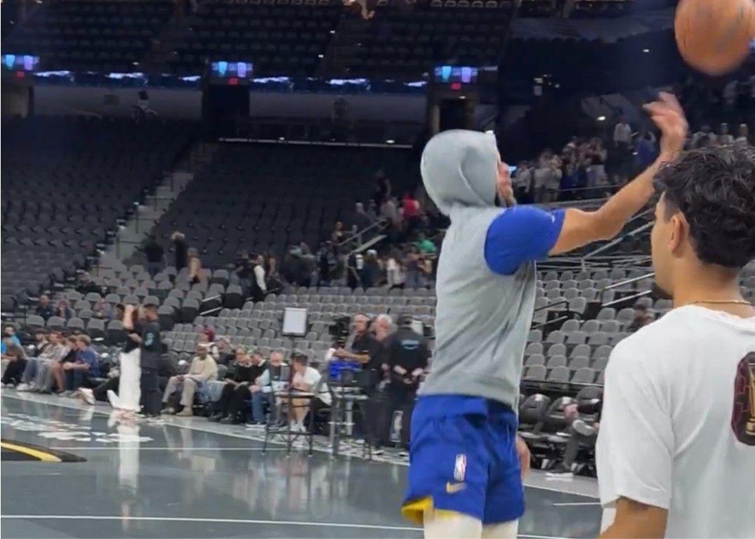 Just parted ways with Under Armor! Curry wore Kobe Bryant's 6th generation basketball shoes to participate in practice today.