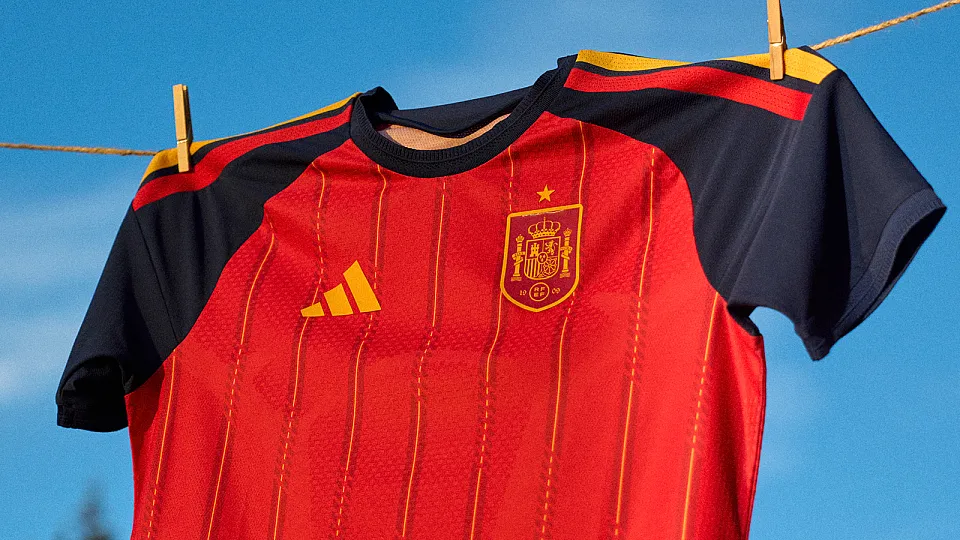 Adidas releases the Spanish World Cup home team uniform, which will be unveiled in this month's World Cup preliminaries