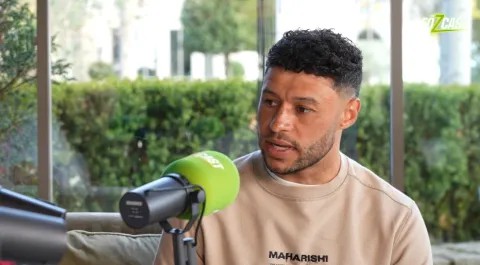 With no ball to play, he practiced with the Gunners U21. Chamberlain: I want to return to England to be closer to my family.