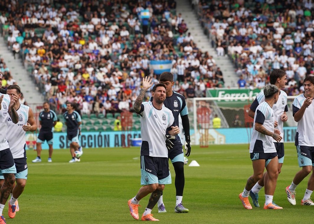 Extremely popular! 20,000 fans watch Argentina team practice, Argentinian media predicts Messi will start