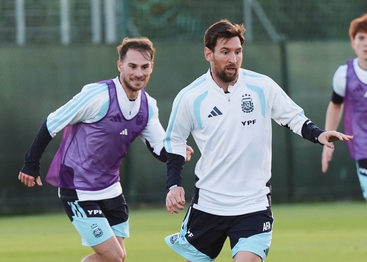 Liverpool's official tweet posted a photo of Macca's national team training, and Messi was ridiculed by fans for being in the photo