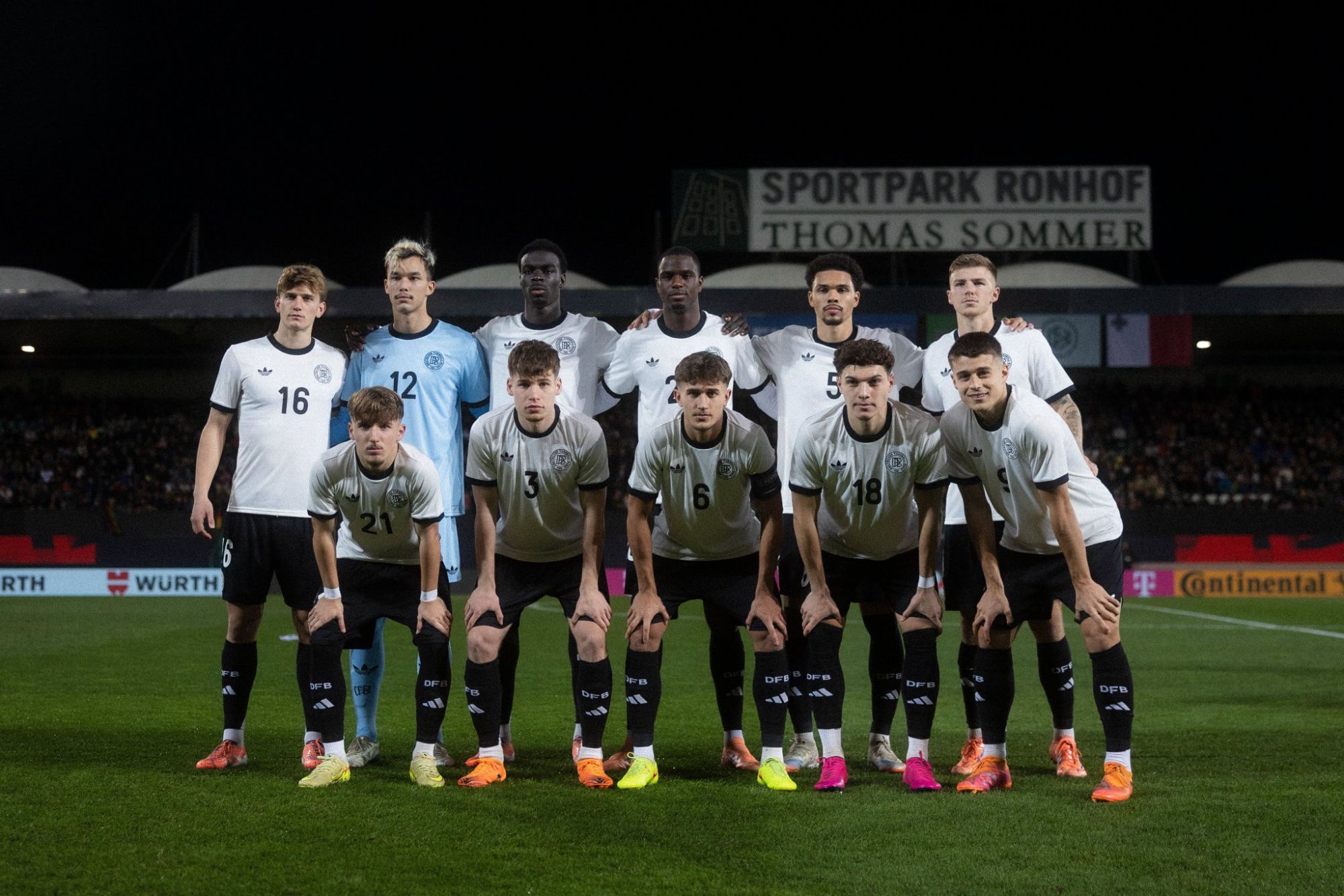 🎩After wearing the hat, let the whole team sign the football. Bischoff: I learned this from Kane