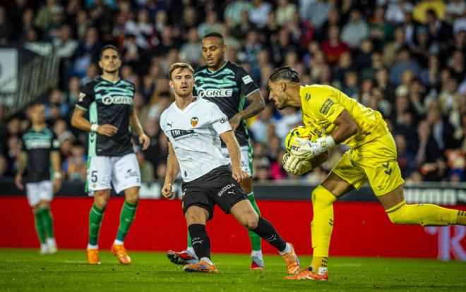 Valencia forward Beltran: Some people say we want to get rid of the coach, which is simply unbelievable