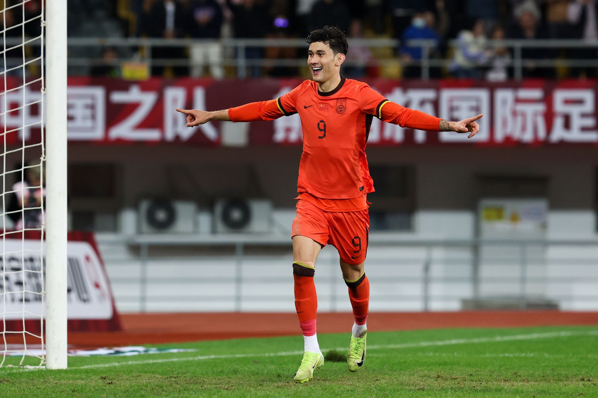 Baihe Lamu's full-time performance: receiving an assist from Liu Haofan to break the deadlock, and then scored with his heel to complete the double-click.